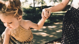 Czym charakteryzuje się rolnictwo ekologiczne prowadzone z myślą o najmłodszych? - Żywność ekologiczna, określana jako „bio” lub „eko”, jest coraz bardziej popularna w menu najmłodszych – czy wiesz, jakie musi spełniać wymagania, zanim trafi na dziecięcy talerzyk lub do miseczki?